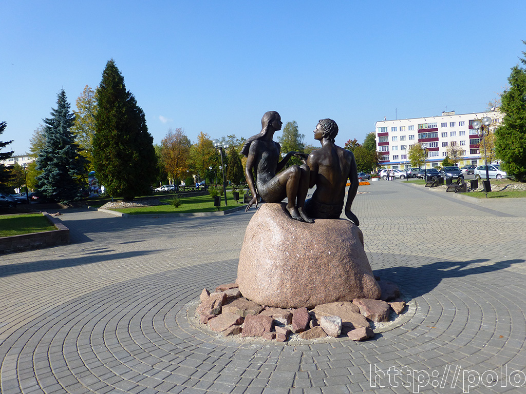 Памятник Парень и Девушка - вид сзади