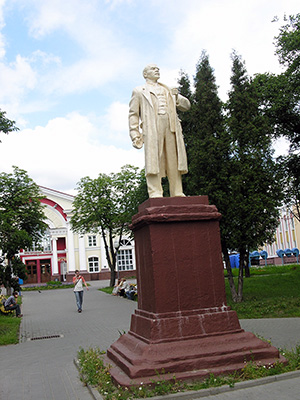 Памятник В.И.Ленину на Привокзальной площади напротив старого железнодорожного вокзала - фото 07-2006г.