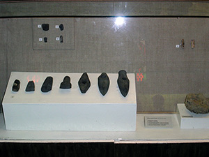 Каменные топоры, скребки и другие орудия труда древнего человека  в Краеведческом музее города Полоцка