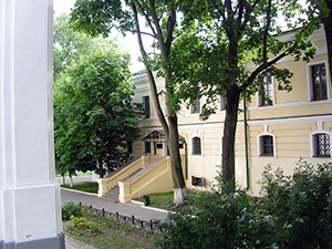 03. Музей Белорусского книгопечатанья - вид на вход в здание летом