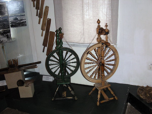 Прялки в Музее традиционного ткацкого искусства Поозерья