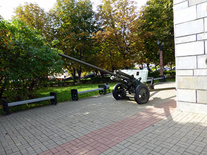 Пушка времён Великой Отечественной Войны у военного музея у кургана Бессмертия