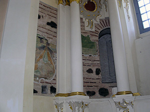 21. Софийский собор - вид на остатки старой росписи стен собора