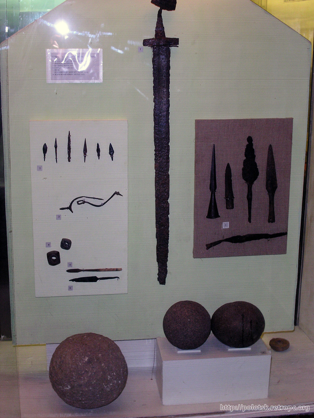 Ядра, мечи, наконечники стрел в Краеведческом музее города Полоцка