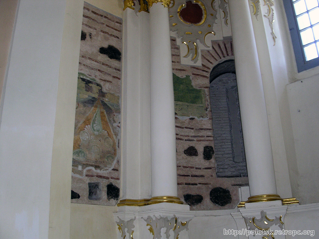 21. Софийский собор - вид на остатки старой росписи стен собора