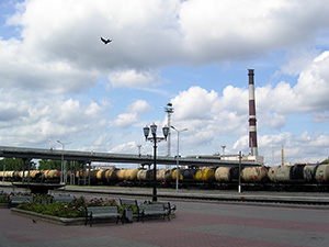 Вид от старого вокзала на железнодорожные пути и пешеходный мост