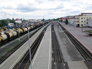 Вид на железнодорожные пути с пешеходного моста