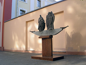 Памятник Кривичам у Галереи (Дата установки: 2001 год)