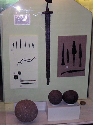 Ядра, мечи, наконечники стрел в Краеведческом музее города Полоцка