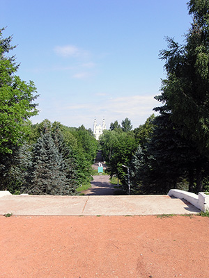 Курган Бессмертия - вид сверху вдоль аллеи с памятником и на Софийский собор