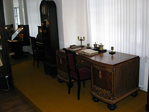Стол для чтения и письма в Музее Белорусского книгопечатанья