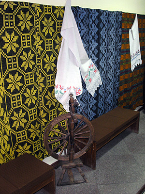 Прялка и тканные узорчатые полотна в Музее традиционного ткацкого искусства