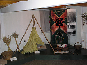 Ткацкие приспособления в Музее традиционного ткацкого искусства Поозерья