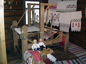 Ткацкий станок в Музее традиционного ткацкого искусства Поозерья