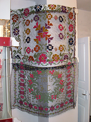 Изделия мастеров в Музее традиционного ткацкого искусства Поозерья