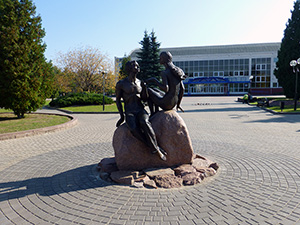 Памятник Парень и Девушка - вид спереди