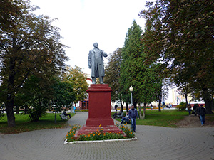 Памятник В.И.Ленину на Привокзальной площади напротив старого железнодорожного вокзала - фото 09-2014г.