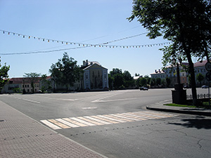 Площадь Ленина (у Детского мира) - вид в сторону бывшего Памятника победы в войне 1812 года - фото 2006 года - потом его восстановили