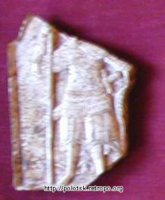 Иконка (фрагмент) с изображением Георгия Победоносца ХIIIв. Стеатит. Резьба. 4,8 х 3,4 х 0,5.<br><br>Раскопки С.Тарасова на Верхнем замке в Полоцке в 1995 г.