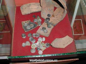 Клад серебряных дирхемов Арабского халифата Х в. 7660 монет общим весом около 20 кг.<br><br>Найден около дер.Козьянки под Полоцком в апреле 1973 г.